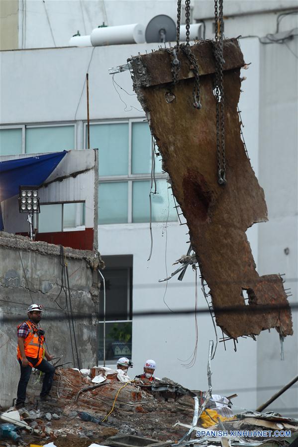 México eleva a 360 cifra de muertos por terremoto en en centro del país