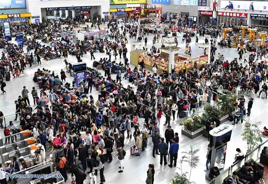 SHENYANG, octubre 1, 2017 (Xinhua) -- Pasajeros esperan trenes en la Estación de Trenes Norte de Shenyang, en Shenyang, capital de la provincia de Liaoning, en el noreste de China, el 1 de octubre de 2017. Muchas partes de China fueron testigo de un alza en los viajes durante el primer día del feriado por el Día Nacional. (Xinhua/Long Lei)