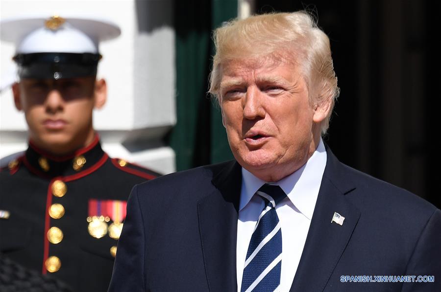 El presidente estadounidense, Donald Trump (d), participa durante un evento en la Casa Blanca en Washington D.C., Estados Unidos, el 2 de octubre de 2017. El presidente de Estados Unidos, Donald Trump, dijo el lunes que el tiroteo masivo ocurrido en un concierto en Las Vegas, que hasta ahora ha dejado 58 muertos y más de 500 heridos, es un "acto de pura maldad" y agregó que visitará la ciudad el miércoles. (Xinhua/Yin Bogu)