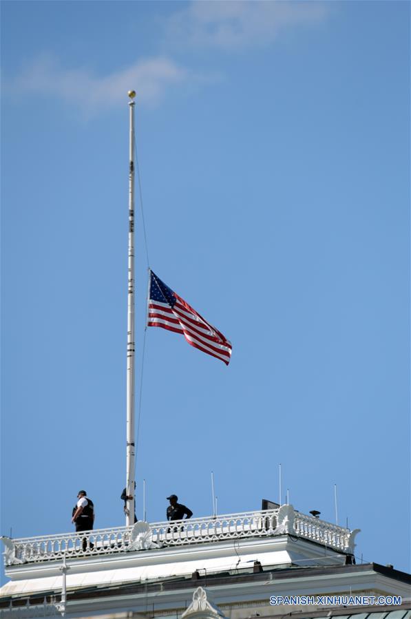 Una bandera nacional estadounidense ondea a media asta sobre el Edificio de la Oficina Ejecutiva Eisenhower en la Casa Blanca para recordar a las víctimas de un tiroteo durante un concierto en Las Vegas, en Washington D.C., Estados Unidos, el 2 de octubre de 2017. Al menos 58 personas murieron y unas 515 resultaron heridas después de un tiroteo ocurrido en un concierto en Las Vegas en el estado de Nevada, Estados Unidos, informó el lunes la policía. La cifra de muertos en el tiroteo, que tuvo lugar afuera del hotel Mandalay Bay en Las Vegas, lo convierte en el más mortal en la historia estadounidense. (Xinhua/Yin Bogu)