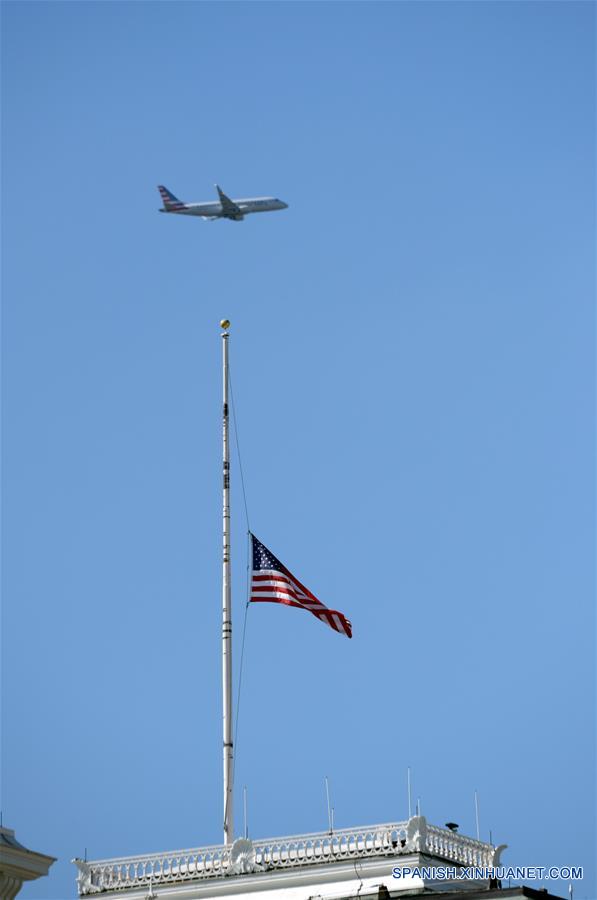 Una bandera nacional estadounidense ondea a media asta sobre el Edificio de la Oficina Ejecutiva Eisenhower en la Casa Blanca para recordar a las víctimas de un tiroteo durante un concierto en Las Vegas, en Washington D.C., Estados Unidos, el 2 de octubre de 2017. Al menos 58 personas murieron y unas 515 resultaron heridas después de un tiroteo ocurrido en un concierto en Las Vegas en el estado de Nevada, Estados Unidos, informó el lunes la policía. La cifra de muertos en el tiroteo, que tuvo lugar afuera del hotel Mandalay Bay en Las Vegas, lo convierte en el más mortal en la historia estadounidense. (Xinhua/Yin Bogu)