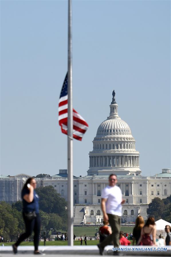 Una bandera nacional estadounidense ondea a media asta cerca de Capitol Hill para recordar a las víctimas de un tiroteo durante un concierto en Las Vegas, en Washington D.C., Estados Unidos, el 2 de octubre de 2017. Al menos 58 personas murieron y unas 515 resultaron heridas después de un tiroteo ocurrido en un concierto en Las Vegas en el estado de Nevada, Estados Unidos, informó el lunes la policía. La cifra de muertos en el tiroteo, que tuvo lugar afuera del hotel Mandalay Bay en Las Vegas, lo convierte en el más mortal en la historia estadounidense. (Xinhua/Yin Bogu)