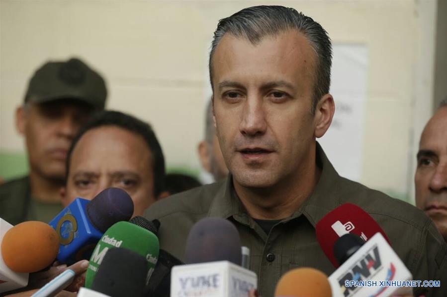 Imagen cedida por la Vicepresidencia de Venezuela, del vicepresidente venezolano, Tareck El Aissami, conversando con representantes de los medios de comunicación frente a un centro electoral en Aragua, Venezuela, el 15 de octubre de 2017. La presidenta del Consejo Nacional Electoral (CNE) de Venezuela, Tibisay Lucena, anunció que un 95 por ciento de las mesas electorales dispuestas para los comicios regionales del domingo han sido abiertas "sin novedad". En un contacto telefónico con la estatal Venezolana de Televisión, Lucena ofreció un segundo balance sobre el proceso electoral que inició a las 6:00 hora local del domingo, y dijo que "el 95 por ciento de las mesas de todo el país (han sido abiertas)". (Xinhua/Vicepresidencia de Venezuela)