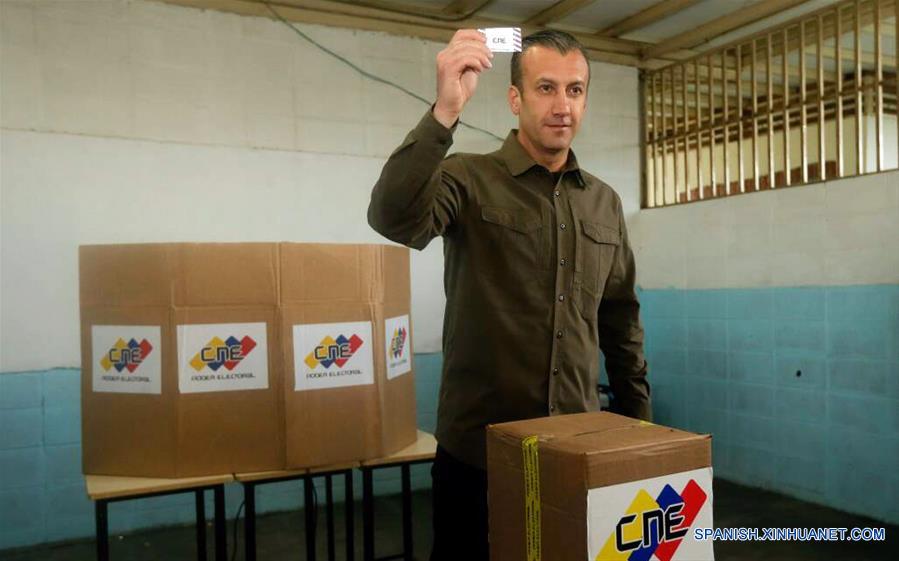 Imagen cedida por la Vicepresidencia de Venezuela, del vicepresidente venezolano, Tareck El Aissami, votando en un centro electoral en Aragua, Venezuela, el 15 de octubre de 2017. La presidenta del Consejo Nacional Electoral (CNE) de Venezuela, Tibisay Lucena, anunció que un 95 por ciento de las mesas electorales dispuestas para los comicios regionales del domingo han sido abiertas "sin novedad". En un contacto telefónico con la estatal Venezolana de Televisión, Lucena ofreció un segundo balance sobre el proceso electoral que inició a las 6:00 hora local del domingo, y dijo que "el 95 por ciento de las mesas de todo el país (han sido abiertas)". (Xinhua/Vicepresidencia de Venezuela)