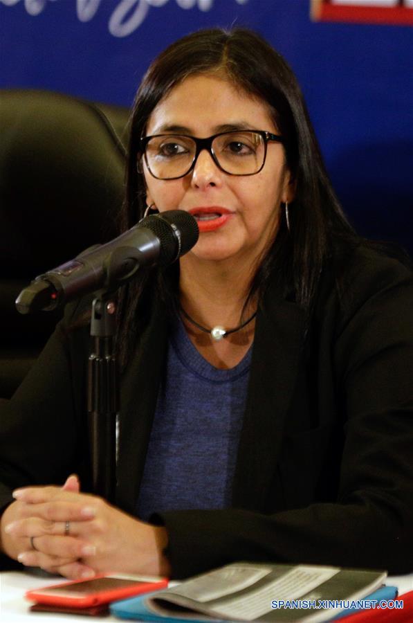 La presidenta de la Asamblea Nacional Constituyente, Delcy Rodríguez, participa en una conferencia de prensa sobre los resultados de las elecciones regionales, en Caracas, Venezuela, el 15 de octubre de 2017. El Consejo Nacional Electoral (CNE) de Venezuela anunció el domingo una victoria del gobernante Partido Socialista Unido de Venezuela (PSUV) con 17 gobernaciones ganadas, tras las elecciones regionales del domingo. La presidenta del CNE, Tibisay Lucena, ofreció una cifra de participación de 61.14 por ciento y la obtención de parte de la Mesa de la Unidad Democrática (MUD) de cinco gobernaciones, quedando un estado por definir sus resultados comiciales. (Xinhua/Boris Vergara)