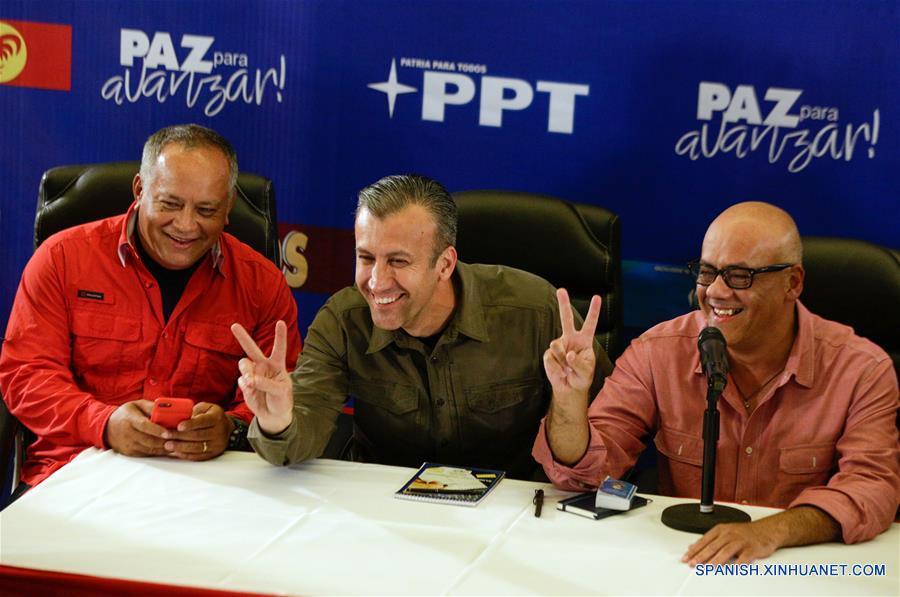 El primer vicepresidente del Partido Socialista Unido de Venezuela, Diosdado Cabello (i), el vicepresidente de Venezuela, Tareck El Aissami (c), el alcalde del municipio Libertador y jefe de campa?a del Gran Polo Patriótico (GPP), Jorge Rodríguez (d), participan en una conferencia de prensa sobre los resultados de las elecciones regionales, en Caracas, Venezuela, el 15 de octubre de 2017. El Consejo Nacional Electoral (CNE) de Venezuela anunció el domingo una victoria del gobernante Partido Socialista Unido de Venezuela (PSUV) con 17 gobernaciones ganadas, tras las elecciones regionales del domingo. La presidenta del CNE, Tibisay Lucena, ofreció una cifra de participación de 61.14 por ciento y la obtención de parte de la Mesa de la Unidad Democrática (MUD) de cinco gobernaciones, quedando un estado por definir sus resultados comiciales. (Xinhua/Boris Vergara)