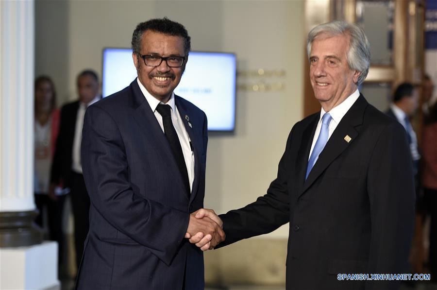 El director general de la Organización Mundial de la Salud (OMS), Tedros Adhanom Ghebreyesus (i), estrecha la mano con el presidente de Uruguay, Tabaré Vázquez (d), al comienzo de la Conferencia Mundial sobre Enfermedades No Transmisibles (ENT) de la Organización Mundial de la Salud (OMS), en el edificio del Mercado Común del Sur (Mercosur) en Montevideo, capital de Uruguay, el 18 de octubre de 2017. El presidente de Uruguay, Tabaré Vázquez, inauguró el miércoles la Conferencia Mundial sobre Enfermedades No Transmisibles (ENT) de la Organización Mundial de la Salud (OMS), con un llamado a fortalecer la alianza política y la prevención. (Xinhua/Nicolás Celaya)