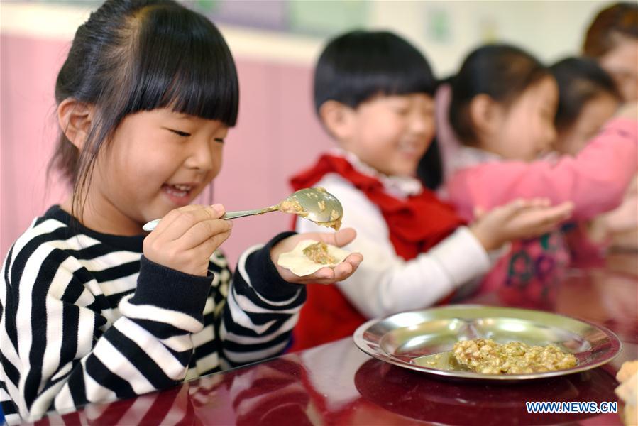 Los ni?os preparan dumplings para celebrar el comienzo del invierno en el norte de China