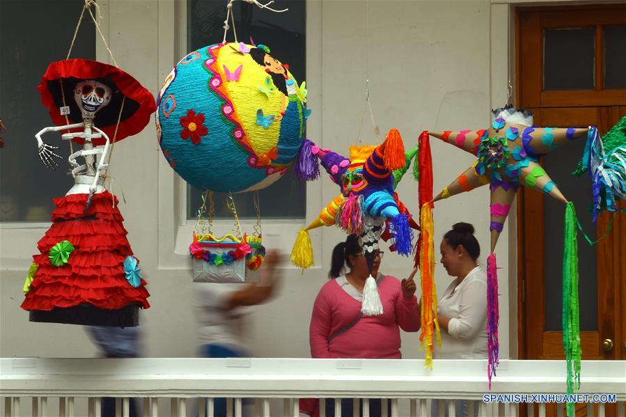 CIUDAD DE MEXICO, noviembre 11, 2017 (Xinhua) -- Personas visitan la Exposición de Pi?atas Mexicanas en el Museo de Arte Popular (MAP) en la Ciudad de México, capital de México, el 11 de noviembre de 2017. De acuerdo con información de la prensa local, la 11 edición de la Exposición de Pi?atas del MAP fue inaugurada el sábado, con el tradicional concurso de pi?atas que fue ganado por el Colectivo Atelier Arte y Papel, y estará abierta al público hasta el 10 de diciembre. (Xinhua/Ricardo Aldayturriaga)