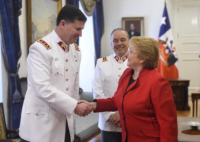 Imagen cedida por la Presidencia de Chile, de la presidenta chilena, Michelle Bachelet (d), participando durante la designación del general Ricardo Martínez (i), como nuevo comandante en jefe del Ejército, en sustitución del general Humberto Oviedo (c), en Santiago, capital de Chile, el 15 de noviembre de 2017. La presidenta de Chile, Michelle Bachelet, designó el miércoles como nuevo comandante en jefe del Ejército al general Ricardo Martínez, quien sustituye al general Humberto Oviedo. Martínez, quien visitó a la mandataria en el Palacio de La Moneda, fue comandante en jefe de la II División Motorizada en 2012, y el siguiente a?o asumió como general División y subjefe del Estado Mayor Conjunto. (Xinhua/Sebastián Rodríguez/Presidencia de Chile)