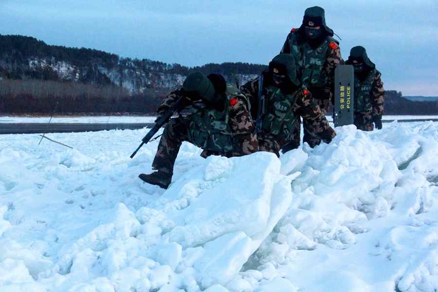 Soldados chinos protegen las fronteras de la nación bajo temperaturas gélidas