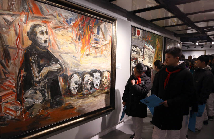 Los estudiantes observan las fotos en una exposición sobre la Masacre de Nanjing en el Museo de la Guerra de Resistencia China contra la Agresión Japonesa en Beijing, el 13 de diciembre de 2017. [Foto por Zou Hong / China Daily]