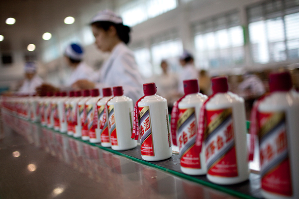 Los trabajadores supervisan el embotellado de baijiuo licos chino en la planta de China KweichowMoutaiDistillery Co en la provincia de Guizhou. Las acciones de la compa?ía aumentaron un 150% este a?o. [Foto / Agencias]