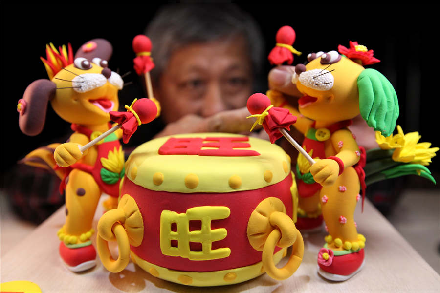 Kan Zongqin, escultor y heredero del arte popular tradicional, crea hermosas esculturas de masa en su taller de la ciudad de Zaozhuang, provincia de Shandong. 24 de diciembre del 2017. [Foto: Ji Zhe]