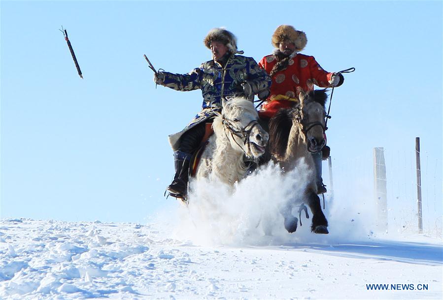 Pastores doman caballos salvajes en la nieve