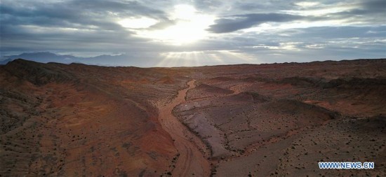 Foto del 18 de agosto de 2017 muestra la zona de roca roja de la cuenca de Qaidam en Haixi, en la provincia de Qinghai, noroeste de China. El proyecto de China para construir una aldea que simule las condiciones ambientales en Marte en Qinghai, como parte de la preparación para la exploración de Marte por parte de China, fue aprobado por expertos en Beijing el jueves. La zona de roca roja de la cuenca de Qaidam en el oeste de Qinghai ha sido denominada "el lugar más marciano de la Tierra". (Xinhua / WuGang)