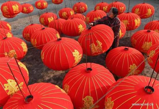 Los trabajadores preparan farolillos para el próximo a?o nuevo en Shanxi