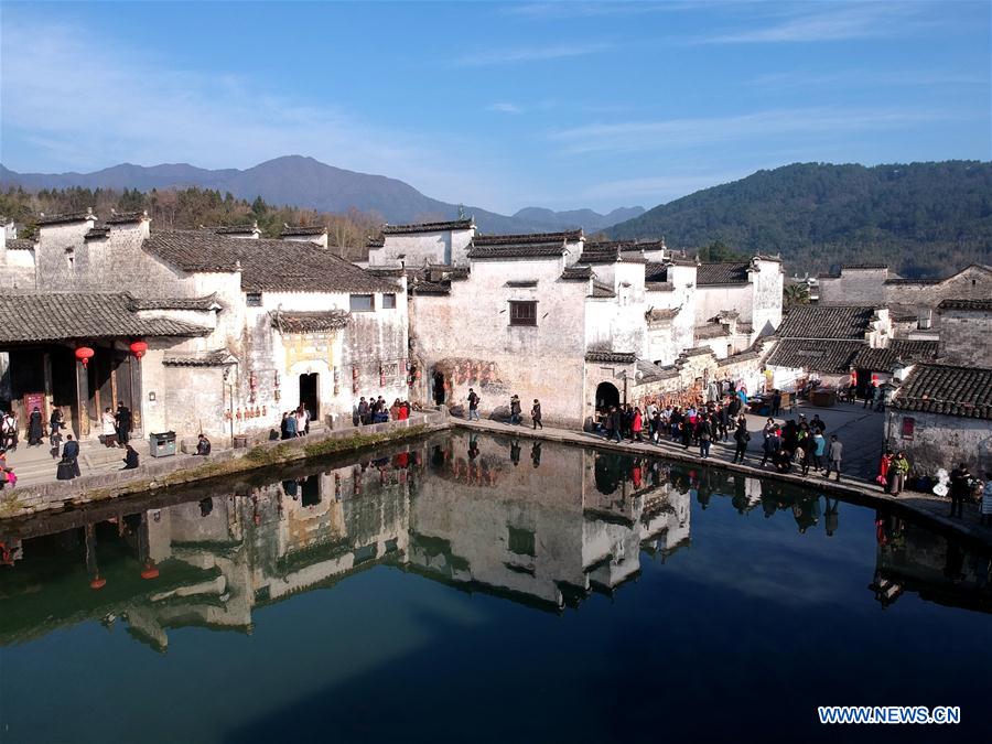 Turistas visitan la antigua aldea Hongcun en Anhui