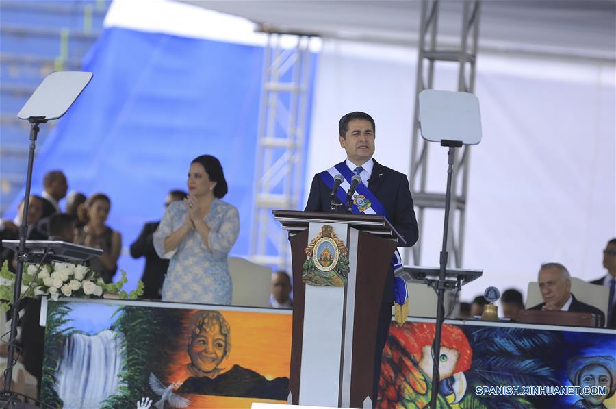 Inicia ceremonia de investidura de Hernández en Honduras