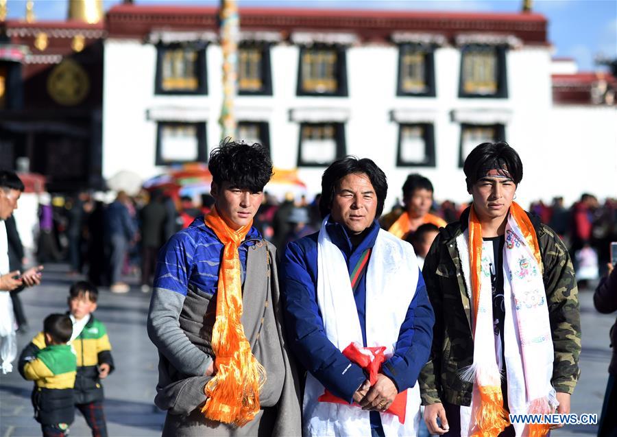 Peregrinos frente al templo Jokhang en Lhasa, capital de la Región Autónoma del Tíbet, el 26 de enero, 2018. En visperas del A?o Nuevo Tibetano, muchos peregrinos llegaron a Lhasa parapedir buenas cosechas y prosperidad. 26 de enero del 2018 (Foto: Chogo)