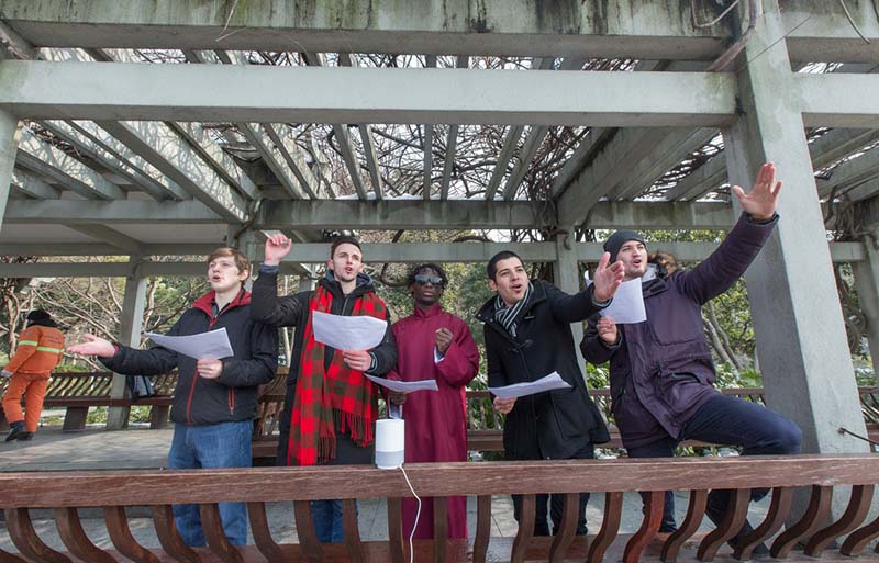 Los estudiantes extranjeros en China practican recitando poemas tradicionales chinos en Hangzhou, capital de la provincia de Zhejiang, el 2 de febrero de 2018. [Foto / IC]