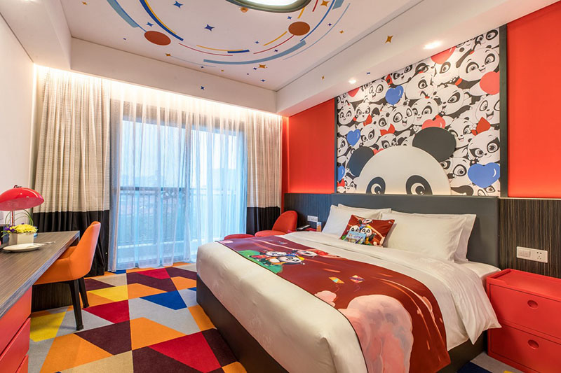 Interior de una habitación en el hotel con temática panda en Guangzhou, capital de la provincia de Guangdong. [Foto: Chimelong. com] 