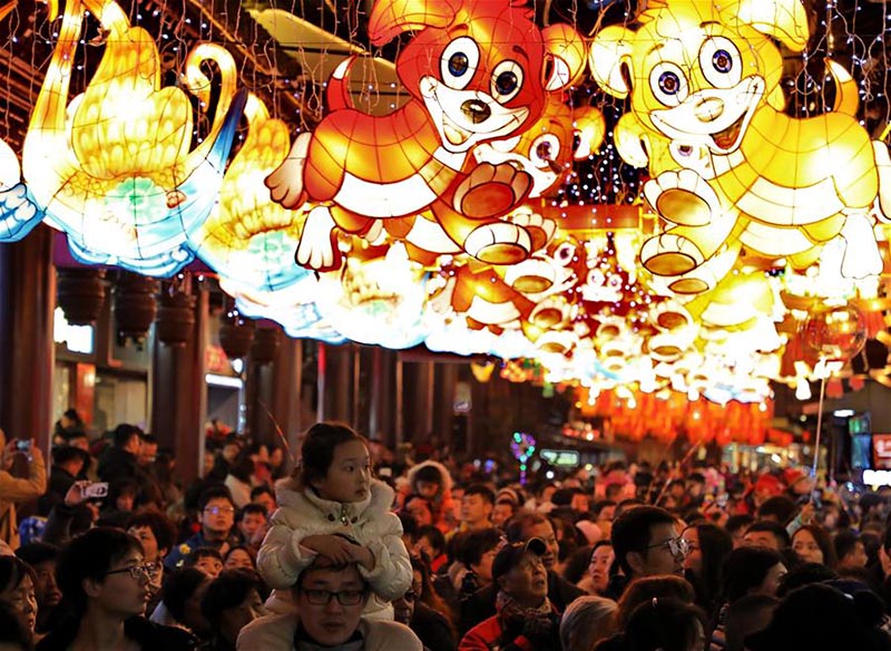 Los turistas contemplan los farolillos y decoraciones de A?o Nuevo Chino en el Jardín Yuyuan de Shanghai, el 17 de febrero de 2018. Las celebraciones del A?o Nuevo Chino se llevaron a cabo en toda China, que cayó en febrero 16 este a?o. (Xinhua / Zhuang Yi)