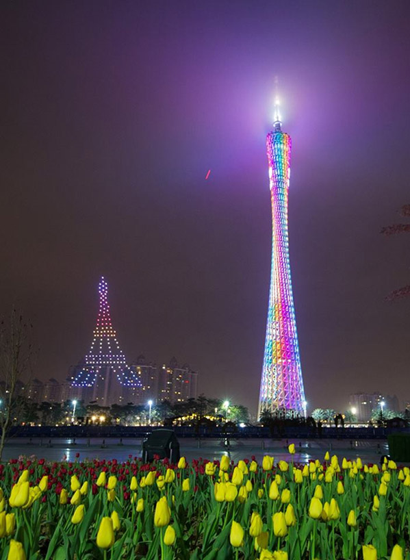 Un grupo de drones forman una la figura de la Torre Eiffel junto a la Torre de Cantón. [Foto: proporcionada]