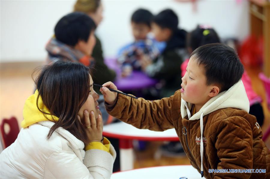 JIANGSU, marzo 7, 2018 (Xinhua) -- Imagen del 6 de marzo de 2018 de un ni?o maquillando a su madre durante una actividad llevada a cabo previo el Día Internacional de la Mujer, en la comunidad Lidu en la ciudad de Nantong, provincia de Jiangsu, en el este de China. (Xinhua/Xu Peiqin)