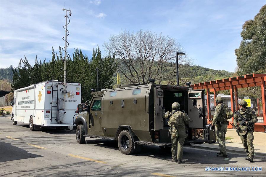 Elementos las fuerzas de seguridad resguardan el exterior de un centro para veteranos, en el Valle de Napa, en el norte del estado de California, Estados Unidos, el 9 de marzo de 2018. Elementos del Buró de Alcohol, Tabaco, Armas de Fuego y Explosivos (ATF, por sus siglas en inglés) respondieron a un tiroteo y una situación de toma de rehenes en un centro para veteranos del estado de California, informó el viernes el ATF. (Xinhua/JL Sousa/Napa Valley Register/ZUMAPRESS)