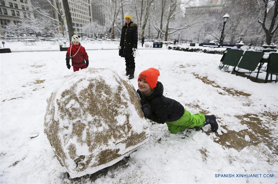 NUEVA YORK, marzo 21, 2018 (Xinhua) -- Un ni?o juega en la nieve en Madison Square Park en Nueva York, Estados Unidos, el 21 de marzo de 2018. Miles de vuelos fueron cancelados y escuelas públicas cerradas mientras la cuarta tormenta de nieve en tres semanas comenzó a golpear el miércoles la ciudad de Nueva York y sus áreas vecinas, de acuerdo con información de la prensa local. (Xinhua/Wang Ying)