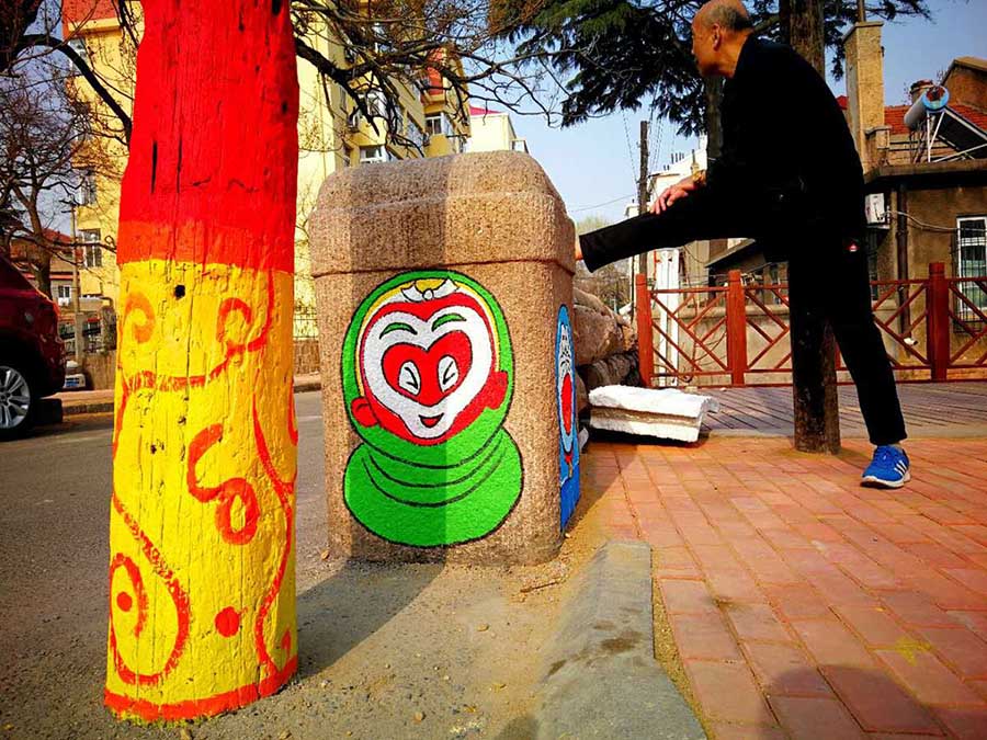 Coloridos murales urbanos embellecen la avenida Daxue Qingdao. [Foto: Xu Chongde]