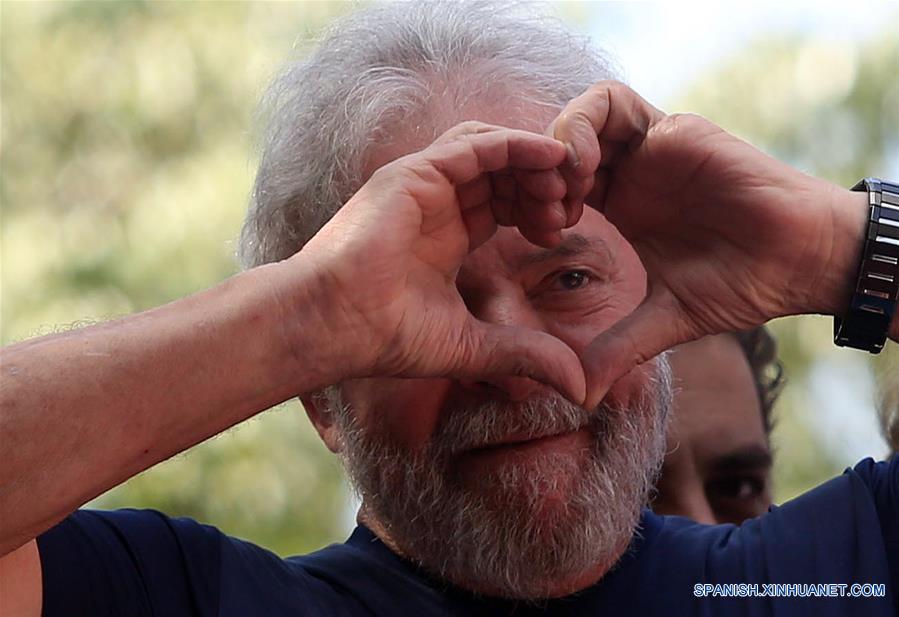 Ex presidente brasile?o Lula se entrega a la policía para cumplir prisión