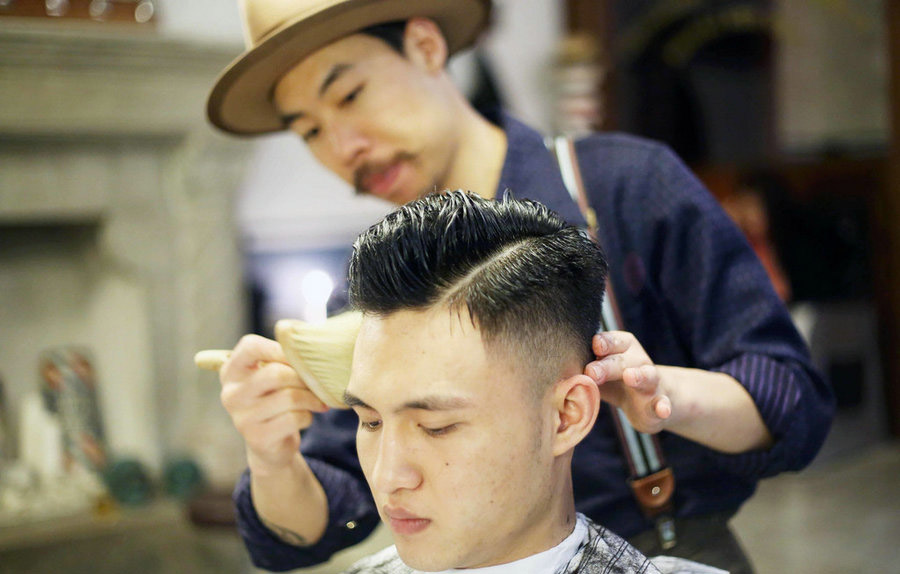 En “La barbería”, Henry realiza un peinado de anta?o, Shanghai, 5 de abril del 2018. (Foto: IC)