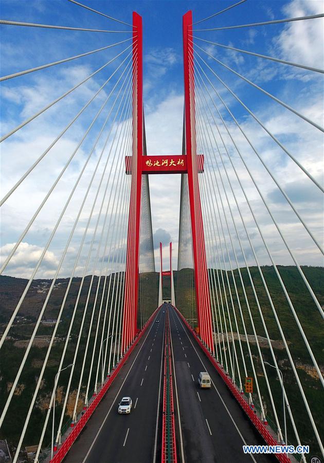 Vista aérea del puente Yachihe en la autopista Guiyang-Qianxi