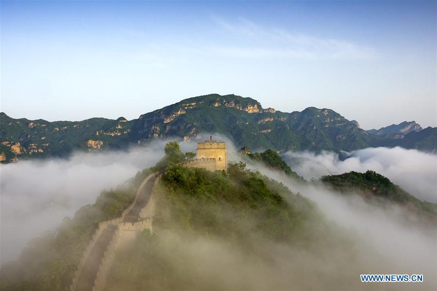 Un poético “mar de nubes” envuelve la Gran Muralla China de Tianjin