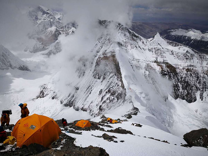 Los escaladores de la Universidad de Pekín en plena faena hacia la cumbre del Everest. (Foto: proporcionada)