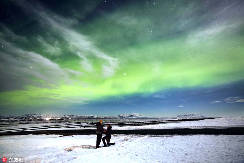 Una serie de fotos muestra a dos manos de la mano, mirando hacia el cielo azul y verde. Dan Santillo luego toma la mano de su novia de 28 a?os Anneka Davies, saca un anillo y hace la pregunta en Islandia, el 29 de marzo de 2016. [Foto / IC]