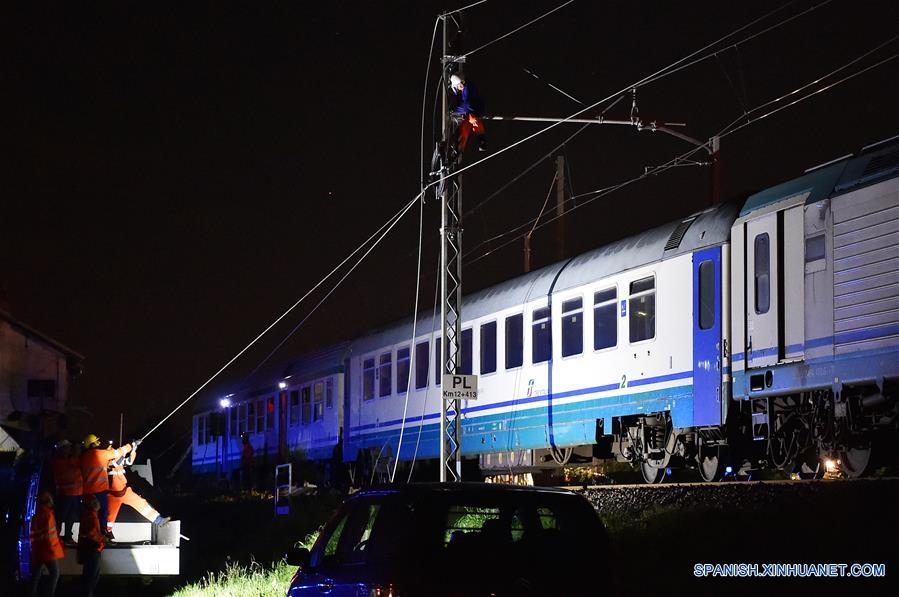 Choque de tren con camión deja 2 muertos y 23 heridos en norte de Italia