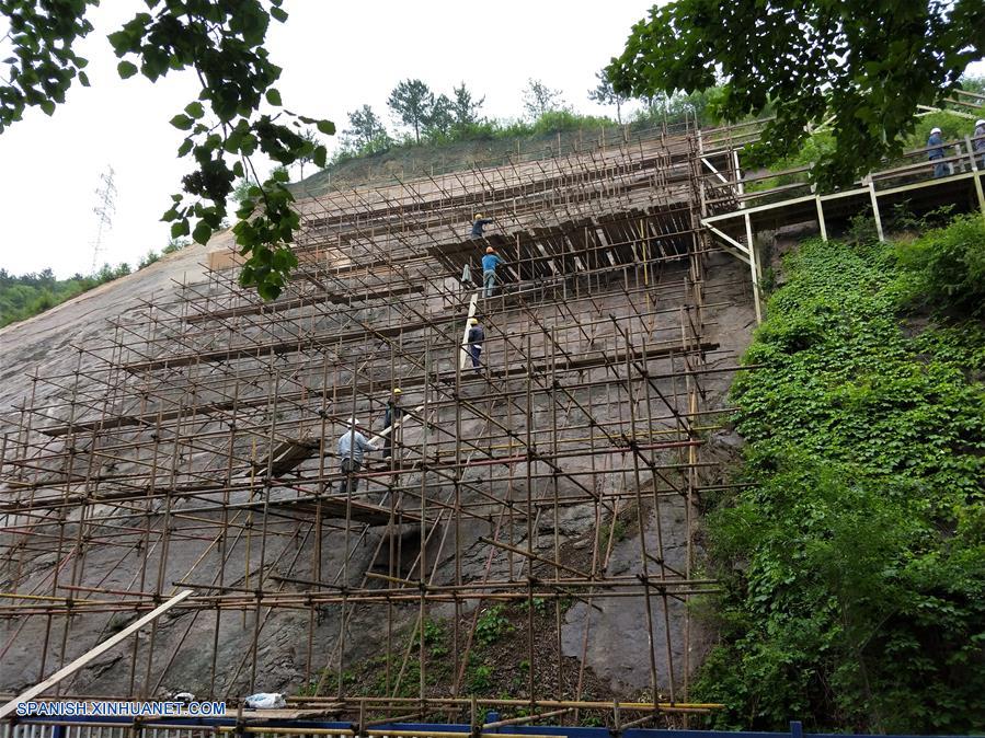 Expertos chinos y griegos conservan huellas de dinosaurio en Beijing