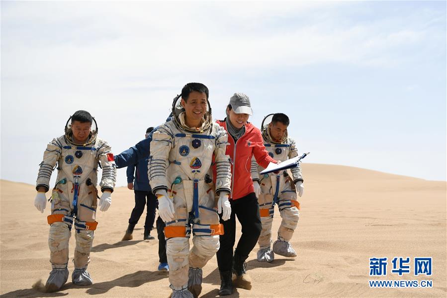 Astronautas chinos completan entrenamiento de supervivencia en desierto