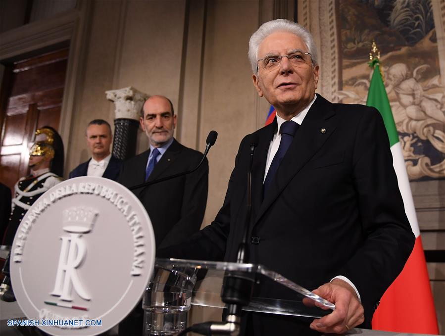 ROMA, mayo 31, 2018 (Xinhua) -- El presidente italiano, Sergio Mattarella (d), asiste a una conferencia de prensa en Roma, Italia, el 31 de mayo de 2018. El profesor de derecho Giuseppe Conte fue nombrado de nuevo el jueves primer ministro designado de Italia para encabezar un gobierno de coalición, informó el palacio presidencial. (Xinhua/Alberto Lingria)