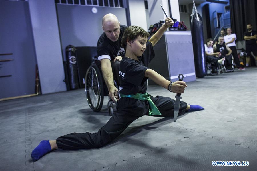 Profesor griego ense?a Wushu en silla de ruedas