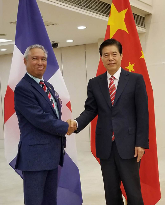 Zhong Shan, ministro de comercio de China, recibe a Isidoro Santana, ministro de economía, planificación y desarrollo de República Dominicana. Beijing, 13 de mayo del 2018.