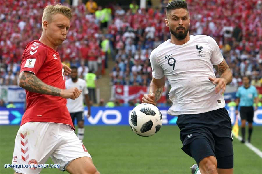 MOSCU, junio 26, 2018 (Xinhua) -- El jugador Simon Kjaer (i), de Dinamarca, disputa el balón con Olivier Giroud (d), de Francia, durante el partido del Grupo C de la Copa Mundial de la FIFA Rusia 2018, en Moscú, Rusia, el 26 de junio de 2018. (Xinhua/Wang Yuguo)