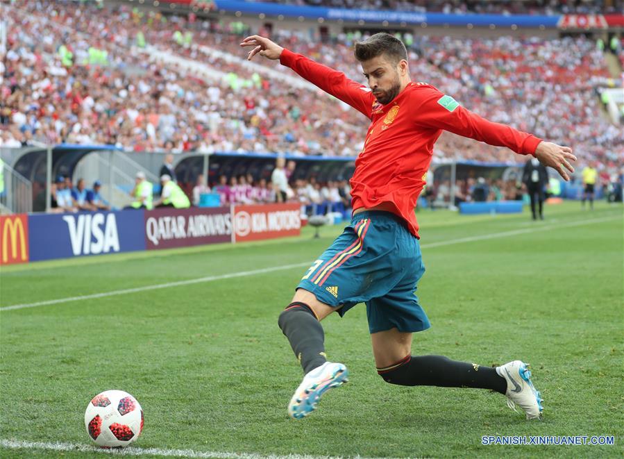 El jugador Gerard Piqué, de Espa?a, controla el balón durante el partido de octavos de final de la Copa Mundial de la FIFA Rusia 2018, ante Rusia, en Moscú, Rusia, el 1 de julio de 2018. (Xinhua/Xu Zijian)