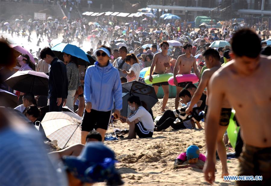 La gente juega en el balneario de Qingdao, E Shandong de China