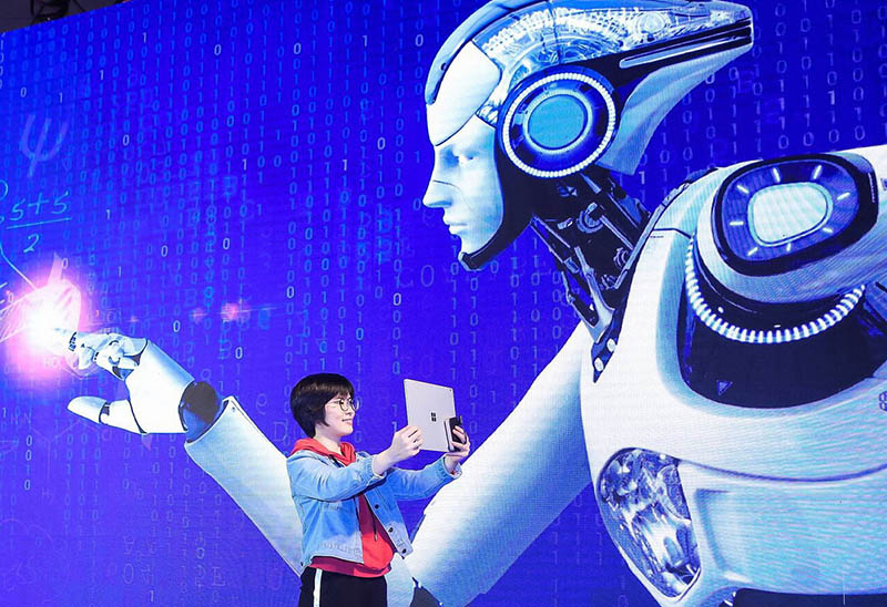 Una estudiante prueba el sistema de aprendizaje habilitado con inteligencia artificial de Hyphen en una conferencia de la marca en Beijing a principios de este a?o. [Foto proporcionada a China Daily]