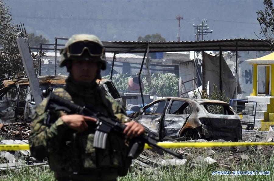 TULTEPEC, julio 5, 2018 (Xinhua) -- Elementos de los cuerpos de socorro laboran en el lugar de una explosión en el barrio La Saucera, a las afueras del área urbana del poblado de Tultepec, Estado de México, México, el 5 de julio de 2018. Al menos 19 muertos y 40 heridos dejó el jueves una serie de explosiones en un área de talleres de pirotecnia en el poblado de Tultepec, en el central estado de México, informaron autoridades. (Xinhua/Fernando Ramírez)