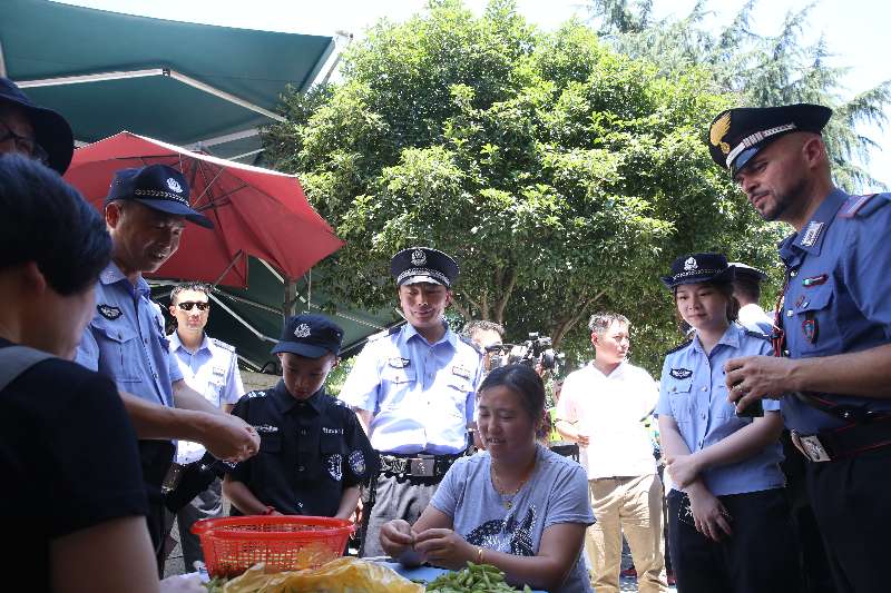 Policías italianos patrullan la zona del Lago del Oeste, Hangzhou, capital de la provincia de Zhejiang. [Foto: proporcionada por la Oficina de Seguridad Pública de Hangzhou]